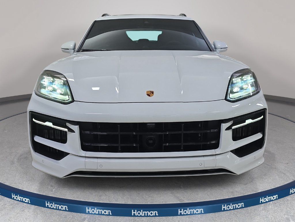 Used 2025 Porsche Cayenne GTS AWD/4WD image 3
