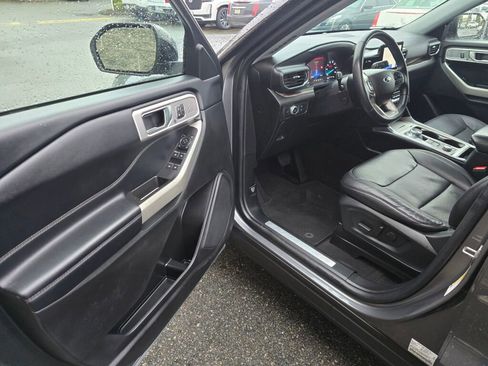 Used 2022 Ford Explorer Limited w/ Equipment Group 301A image 28
