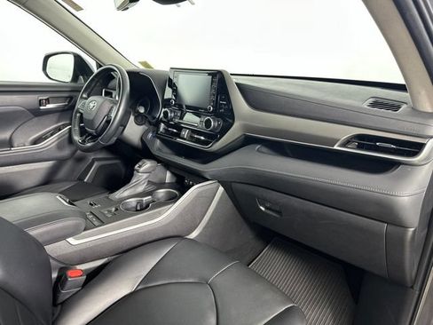 Used 2021 Toyota Highlander XLE AWD/4WD image 5