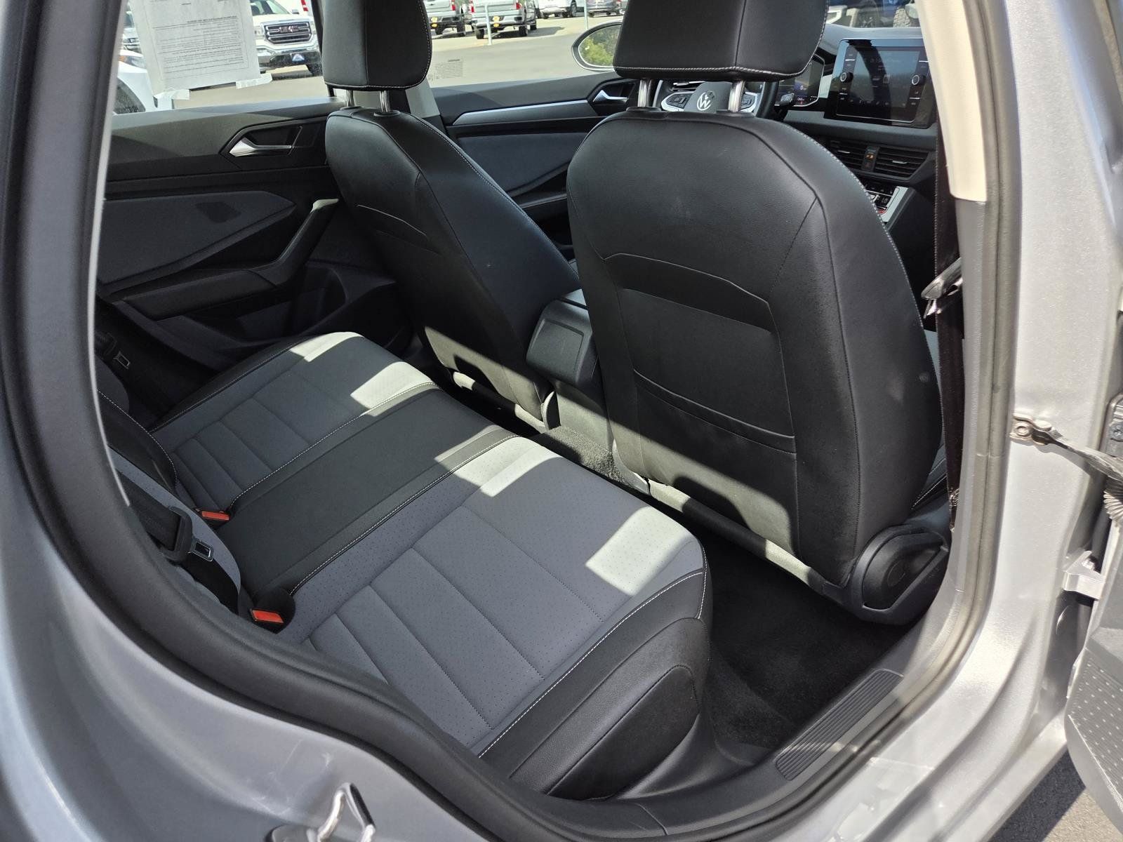 Used 2025 Volkswagen Jetta SE FWD image 19