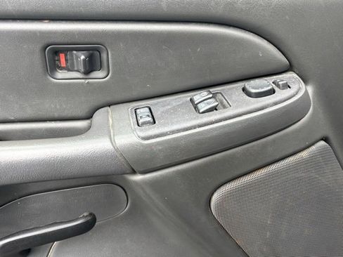 Used 2006 Chevrolet Silverado 2500 LT w/ Snow Plow Prep Package image 10