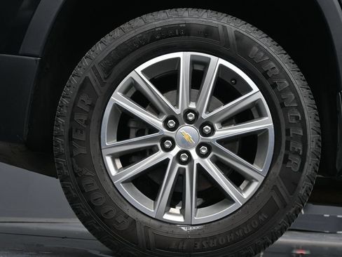 Used 2023 Chevrolet Traverse LT FWD image 9