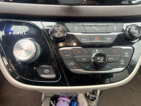 Used 2018 Chrysler Pacifica Touring-L image 23