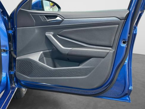 Certified 2023 Volkswagen Jetta SE w/ Panoramic Sunroof Package FWD image 8