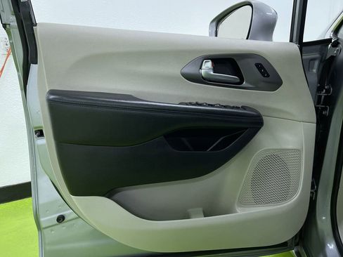 Used 2021 Chrysler Pacifica Touring-L image 14