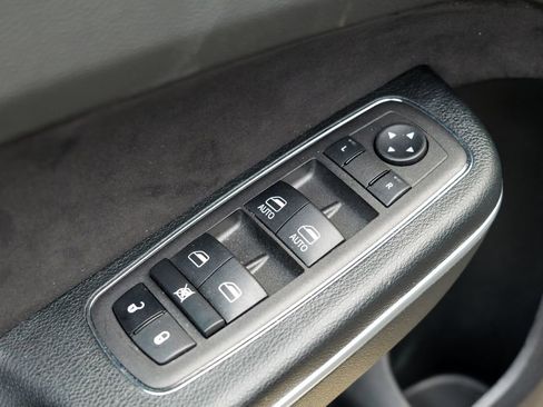 Used 2023 Chrysler 300 C image 18