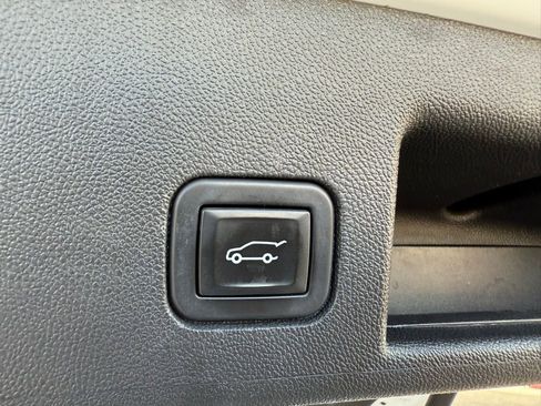 Used 2022 Chevrolet Equinox LT w/ Driver Convenience Package image 16