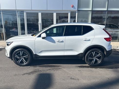 Certified 2025 Volvo XC40 B5 Core image 2