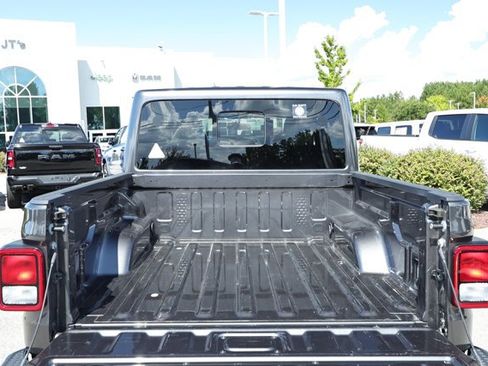 Used 2025 Jeep Gladiator Sport AWD/4WD image 8