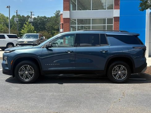 Used 2025 Chevrolet Traverse LT FWD image 2