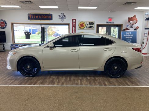Used 2013 Lexus ES 350 w/ Luxury Pkg image 2