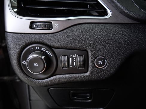 Used 2019 Jeep Cherokee Limited AWD/4WD image 28