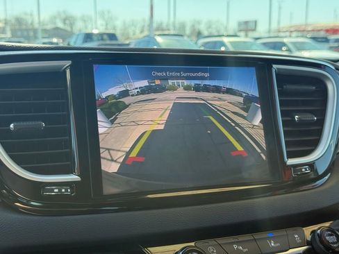 Used 2023 Chrysler Pacifica Touring-L image 21