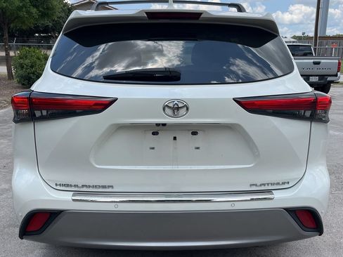 Used 2021 Toyota Highlander Platinum FWD image 5