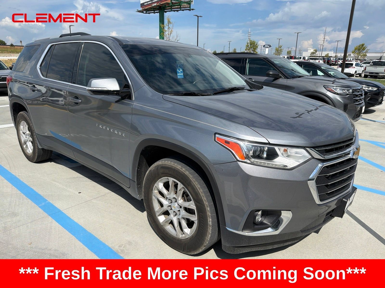 Used 2018 Chevrolet Traverse LT FWD image 1