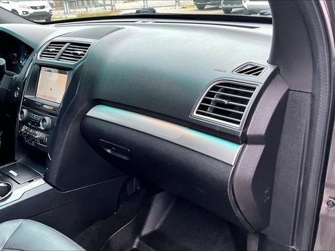Used 2017 Ford Explorer XLT w/ Equipment Group 202A FWD image 19
