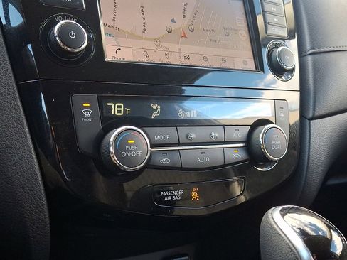 Used 2019 Nissan Rogue SV w/ Premium Package image 15