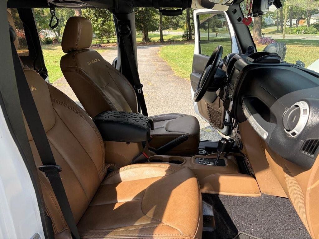 Used 2013 Jeep Wrangler Unlimited Sahara w/ Dual Top Group AWD/4WD image 27