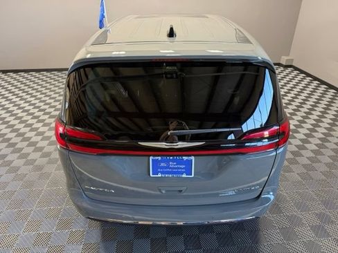 Used 2024 Chrysler Pacifica Limited FWD image 12