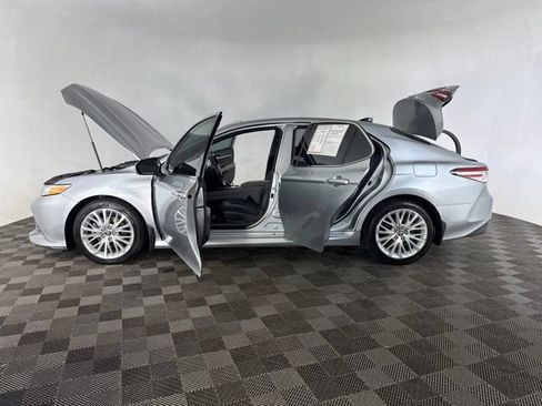 Used 2020 Toyota Camry XLE FWD image 9