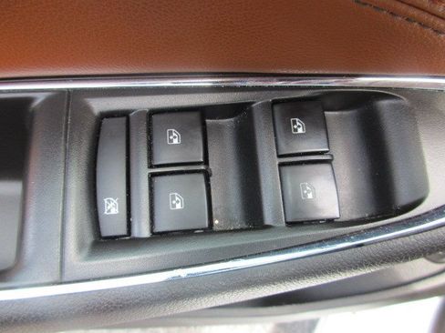 Used 2018 Chevrolet Cruze Premier FWD image 17