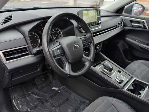 Used 2024 Mitsubishi Outlander SE image 10
