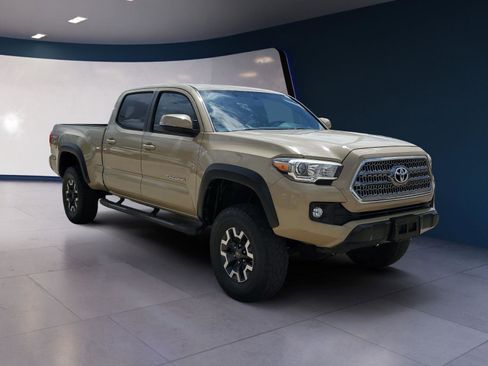 Used 2017 Toyota Tacoma TRD Off-Road w/ Premium & Technology Package AWD/4WD image 7