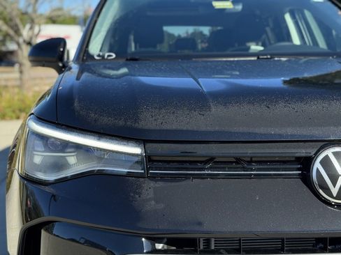 New 2025 Volkswagen Taos SE image 3