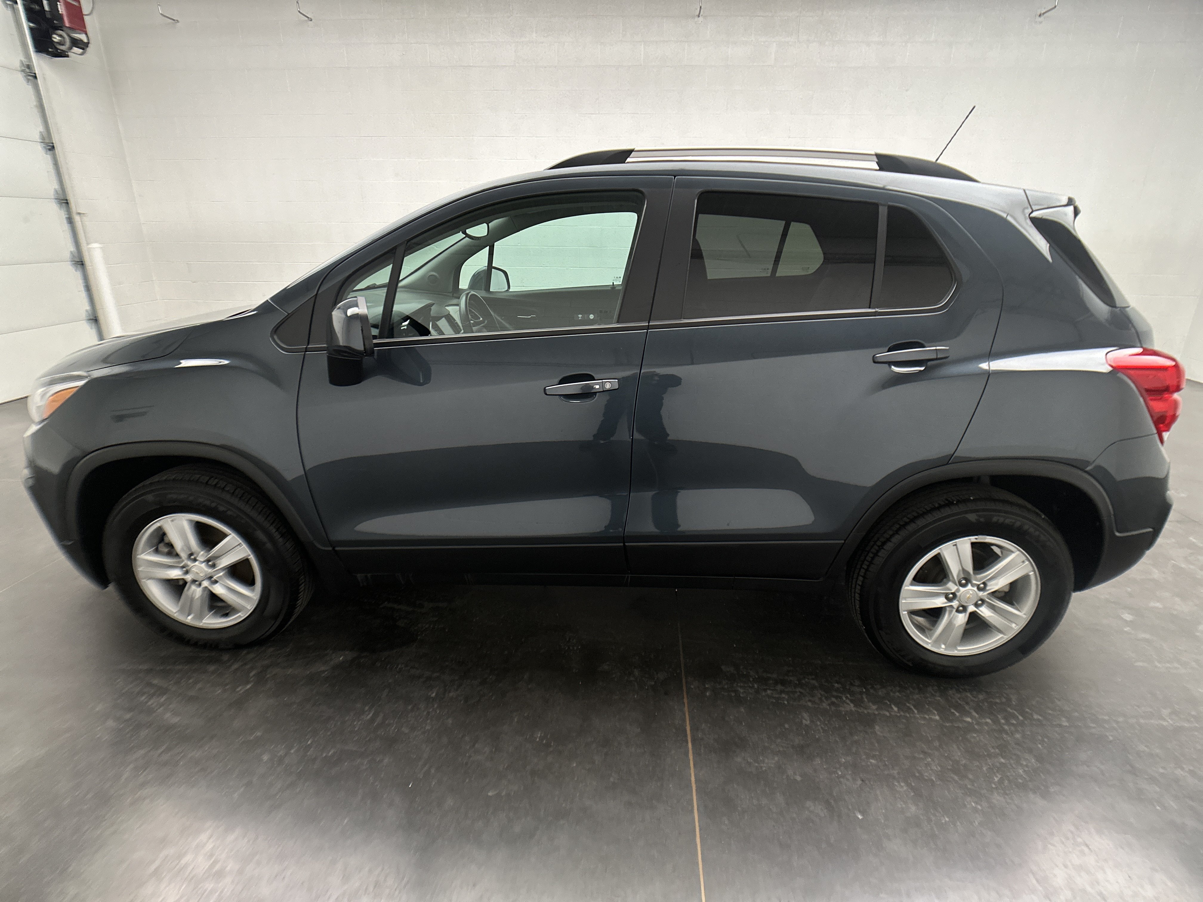 Used 2022 Chevrolet Trax LT w/ LT Convenience Package AWD/4WD image 5