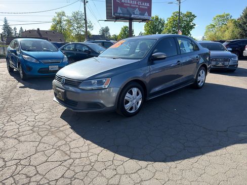 Used 2012 Volkswagen Jetta SE FWD image 2