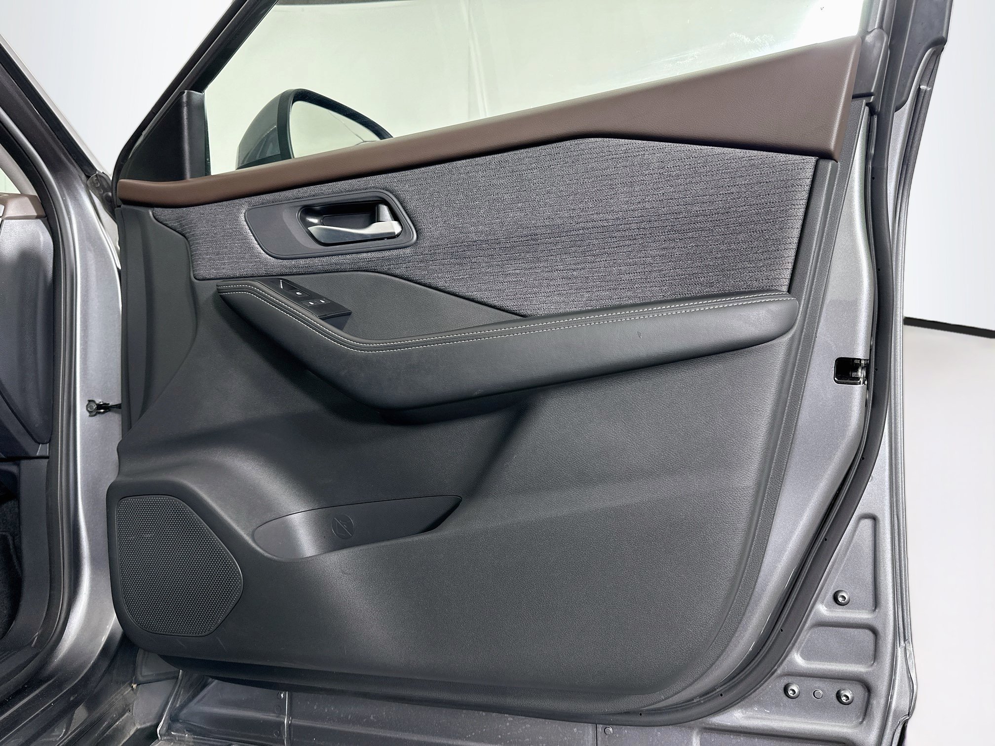 Used 2023 Nissan Rogue SV FWD image 31
