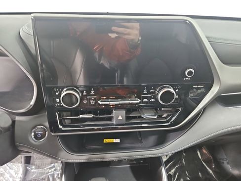 Used 2023 Toyota Highlander Limited image 19