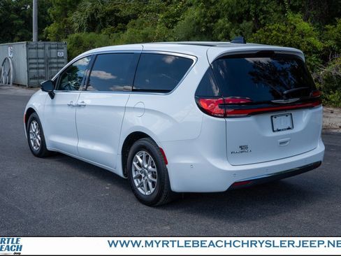 New 2025 Chrysler Pacifica Select w/ Uconnect Theater Family Group image 4