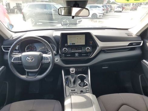 Used 2024 Toyota Highlander LE image 28