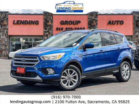 Used 2018 Ford Escape SE w/ SE Sync 3 Package AWD/4WD image 1