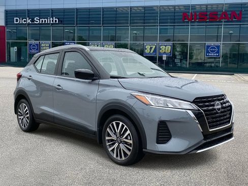 Used 2024 Nissan Kicks SV image 1