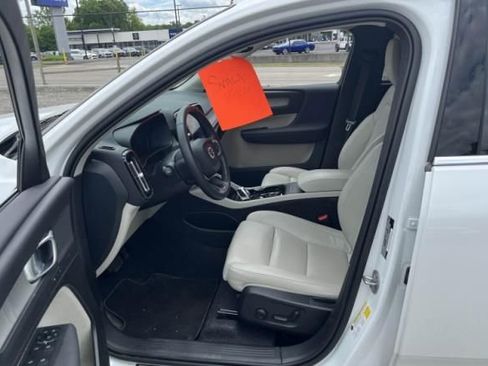 Used 2025 Volvo XC40 B5 Plus AWD/4WD image 5