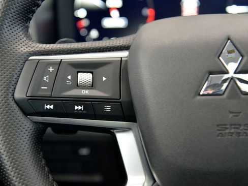 Used 2025 Mitsubishi Outlander SE image 22