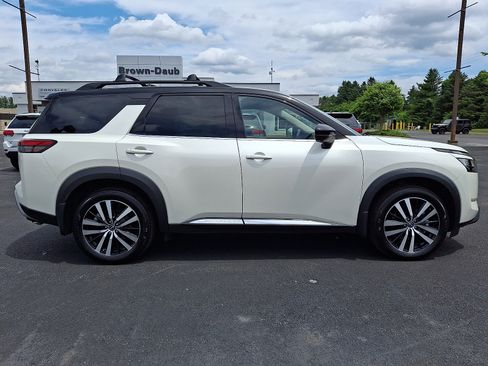 Used 2024 Nissan Pathfinder Platinum AWD/4WD image 7