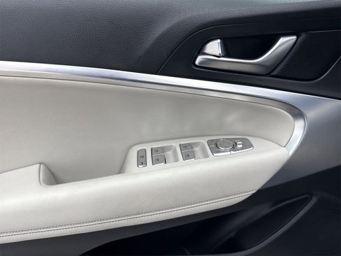 Used 2024 Genesis G70 2.5T image 13