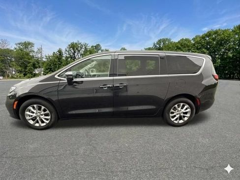 Used 2023 Chrysler Pacifica Touring-L AWD/4WD image 5