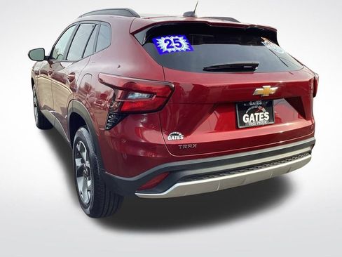 Used 2025 Chevrolet Trax LT w/ LT Convenience Package image 9