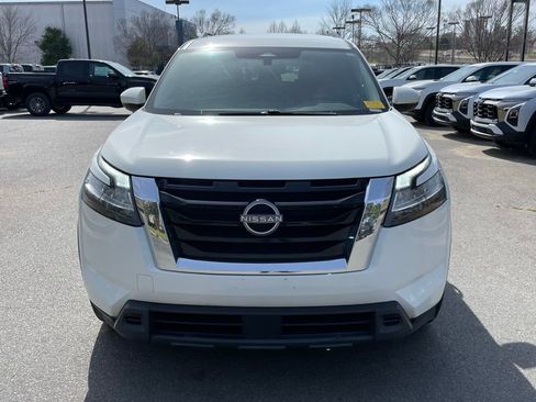 Used 2022 Nissan Pathfinder SV AWD/4WD image 2
