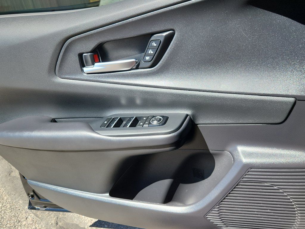 Used 2024 Toyota Prius Prime Premium FWD image 9