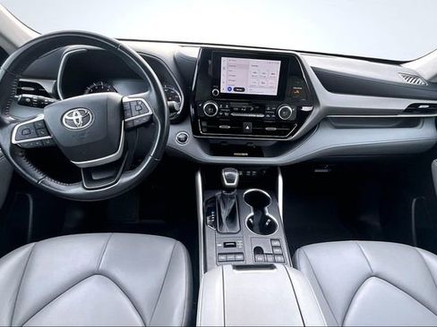 Used 2023 Toyota Highlander XLE image 9
