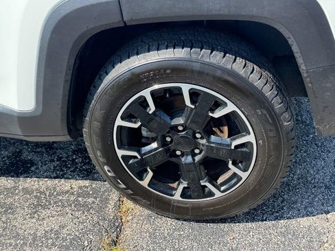 Used 2023 Jeep Renegade Latitude AWD/4WD image 9
