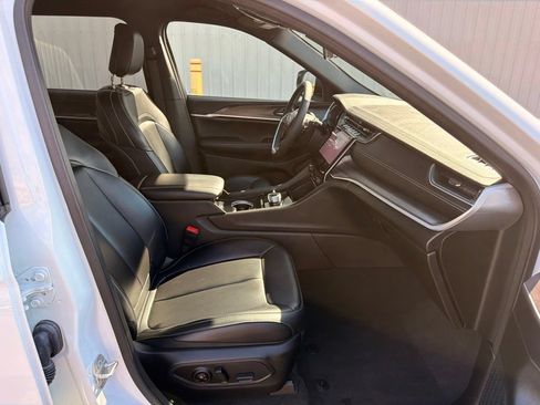 Used 2025 Jeep Grand Cherokee L Limited w/ Black Appearance Package AWD/4WD image 14