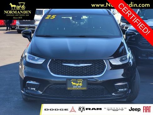 Certified 2025 Chrysler Pacifica Select FWD image 2