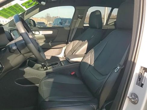 Used 2025 Volvo XC40 B5 Core image 10