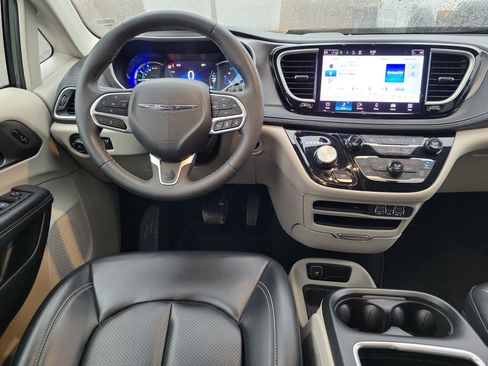 Used 2023 Chrysler Pacifica Touring-L image 10